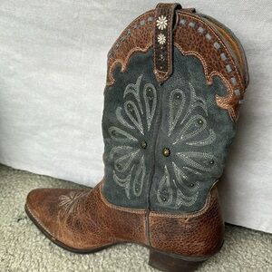 SOLD Ariat cowgirl boot flower embroidery size 9